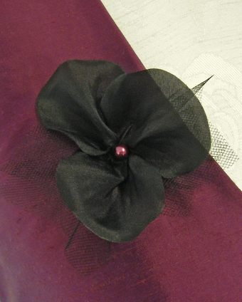 Abendmode nach Maß - Weirotes Abenkleid mit Blüte und Tüll